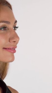 Işıl ışıl kızıl saçlı, büyüleyici bir gülümsemesi olan bir kadın lezzetli çikolatalı çöreği burnuna yakın tutuyor ve saf zevkle aromasının tadını çıkarıyor. Bu büyüleyici an, tatlılığın cazibesini harmanlayarak, hoşgörünün neşesini güzel bir şekilde yakalar.