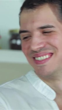 Neşeli bir çift, güneşli mutfaklarında taze sebzelerle dolu canlı bir akşam yemeği hazırlarken keyifle keyifli bir anı paylaşıyor. Gülüşleri ve ışıl ışıl gülüşleri sıcak, davetkar bir atmosfer yaratıyor.