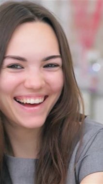 Canlı bir yakın plan, yenilikçi iş projeleri, coşku ve sinerji ile ilgili ateşli bir tartışmaya dalmış neşeli genç bir çifti yakalıyor. Parlak gülüşleri ve odaklanmış ifadeleri şık ve modern bir ofise karşıydı.