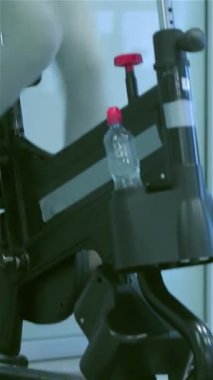 Işıl ışıl renklerle dolu canlı bir spor salonunda, iki genç bayan enerjik bir şekilde spor bisikletleriyle pedal çeviriyor, gülüşleri saf neşe ve motivasyonu yansıtıyor. Dinamik hareket ve canlı atmosfer, onların fitness ve yoldaşlığa bağlılıklarını vurguluyor.