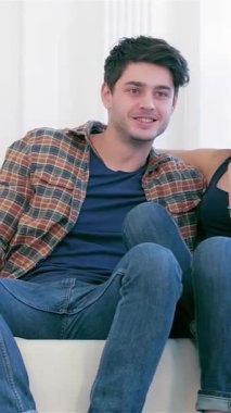 Mutlu bir çift renkli karton kutularla çevrili rahat beyaz bir kanepeye oturur. Eşyalarını güneşli, boş bir daireye boşaltmaya can atarlar. Parlak gülümsemeleri ve neşeli enerjileri yeni başlangıçların heyecanını somutlaştırıyor.