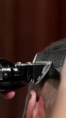 Şık bir berber dükkanında, yetenekli bir berber sakallı bir adamın saçını ustalıkla yontuyor, titiz bir hassasiyet ve yetenek sergiliyor. Kırsal dekor ve sıcak aydınlatmayla zenginleşen davetkar atmosfer, tımar deneyimini güçlendirir ve onu...