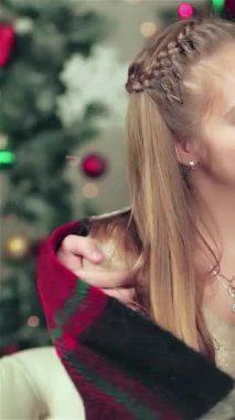 Yürek ısıtan bir Noel akşamı genç bir çifti canlı bir ekose battaniyenin altında ellerinde şenlikli kupalarla tatlı anlar paylaşırken yakalar. Parıldayan peri ışıkları ve çarpıcı bir Noel ağacı ile çevrili, neşe dolu