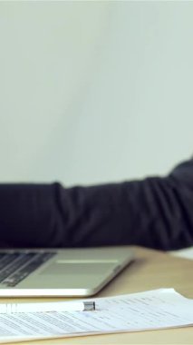 Gösterişli bir modern ofiste, genç bir erkek girişimci hevesle tabletinde canlı bir iş planı sergilerken, özenli yoldaşı da yenilikçi fikirlerden büyülenerek öne çıkıyor. Dağınık belgelerle süslenmiş cilalı masa.