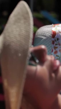 Yakın planda iki güzel kadın sergileniyor, biri ateşli kızıl saçlı ve diğeri parlak esmer, parlak bir havuzun altında altın ışınlar altında lüks içinde. Şık plaj şapkaları ve son moda güneş gözlükleri coşkulu yaz atmosferini güçlendiriyor, neşe saçıyor ve...