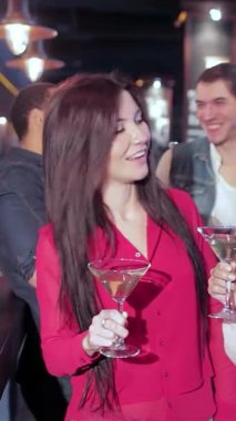 Canlı bir bar sahnesinde genç arkadaşlar, zarif bir şekilde martini içen kızlar ve soğuk biraların tadını çıkaran erkekler, canlı bir atmosferde kutlama yapıyorlar. Kahkahalar ve tezahüratlar en sevdikleri futbol takımına kadeh kaldırırken yankılanıyor ve bulaşıcı bir hastalık yaratıyor.