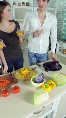 Parlak, davetkar bir mutfakta, üç neşeli arkadaş taze sebzelerle dolu canlı bir karışım hazırlarken ferahlatıcı portakal suyuyla dolu bardakları tokuştururlar. Birlikte lezzetli bir yemek yerken, doğradıklarında, karıştıklarında kahkahalar yankılanır.