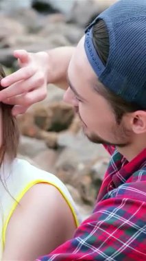 Neşeli bir çift, ışıldayan nehir kenarında kahkahalarla gülüyor, su yüzeyinde güneş ışığı dans ediyor. Şefkatli jestleri ve ışıl ışıl gülüşleri sevgi ve dostluk dolu bir atmosfer yaratarak kaygısızlığın özünü yakalıyor.