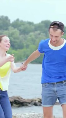 Kaygısız bir kız arkadaşlarının sırtına atlar. İkisi de güneşin öptüğü kumsalda koşarken kahkahalarla güler. Bu canlı sahne, arkadaşlığın ve yaz neşesinin özünü yansıtıyor. Işıl ışıl dalgalar ve bereketli yeşillik çerçevelerini oluşturuyor.