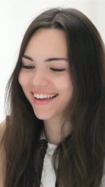 Uzun, dalgalı siyah saçlı neşeli genç bir kadın keskin takım elbiseli profesyonellerle canlı bir iş tartışmasına aktif olarak katılırken pozitiflik yayıyor. Modern ofis, değiş tokuş sırasında heyecan ve işbirliğiyle çalkalanıyor.