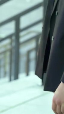 Şık giyinen bir grup hevesli iş adamı dinamik bir tokalaşma ile kentin canlı sokaklarında yeni ortaklıkları sembolize ediyor. Işıl ışıl gülüşleri ve kendine güveni pozitiflik ve işbirliği sergiliyor.