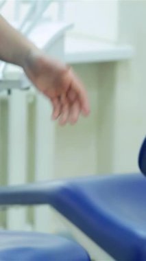 Neşeli bir hasta, gösterişli, aydınlık bir diş muayenehanesinde, güven ve profesyonellik saçan bir dişçiyle coşkuyla tokalaşıyor. Bu canlı sahne, pozitif hasta-dişçi ilişkilerinin önemini vurguluyor.