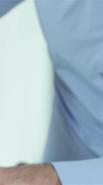 Kararlı bir işadamı, renkli çizimler ve grafikler sergileyen parlak bir dizüstü bilgisayarın etrafında iş arkadaşlarıyla canlı bir toplantı yapıyor. Keskin formalarla strateji oluştururken atmosfer enerjiyle uğulduyor, profesyonelliği somutlaştırıyor ve...