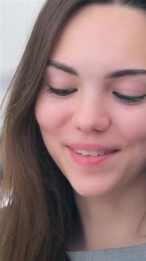 Bu canlı yakın çekim genç, profesyonel bir erkek ve kadını canlı bir tartışmaya daldırıyor, parlak bir tablet üzerindeki verileri analiz ediyor. Kadınlar ışıl ışıl gülümserler ve erkekler yoğun bir şekilde yenilik ve takım çalışması ruhu yayarlar.