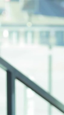 Canlı bir şehir ortamında, özel dikim takım elbiseli iki işadamı sıkı bir tokalaşma, güven ve profesyonellik saçıyor. Parlak gülümsemeleri ve parlak cam zemin davetkar bir atmosfer yaratıyor, ortaklığı simgeliyor ve...