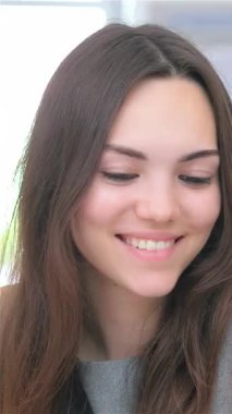 Canlı genç bir çift çığır açan iş projeleri hakkında yaratıcı ve coşkulu bir tartışmaya girişiyor. Sıcak gülümsemeleri ve odaklanmış bakışları modern ofis alanını aydınlatıyor, işbirliği ruhunu somutlaştırıyor ve