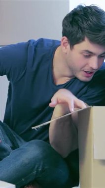 Sevgi ve heyecan saçan mutlu bir çift, kutuları karton kaplarla çevrili, boş dairelerinde hevesle açıyor. Bulaşıcı gülümsemeleri mekanı aydınlatıyor, umut ve heyecan dolu sıcak bir atmosfer yaratıyor.