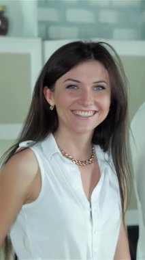 Parlak, davetkar bir mutfakta, üç arkadaş neşeli bir şekilde canlı sebzeler ve renkli malzemelerle çevrili sağlıklı bir akşam yemeği hazırlıyorlar. Işıl ışıl gülüşleri ve canlı etkileşimleri sıcak ve çekici bir atmosfer yaratıyor.