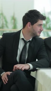 Keskin iş kıyafetleri giymiş dört genç profesyonelden oluşan canlı bir grup, güneşli bir ofiste aromatik kahve üzerine tutkulu bir şekilde fikir alışverişinde bulunuyor. Animasyon jestleri ve parlak gülümsemeleri işbirliği ve yenilik dolu bir atmosfer yaratıyor.