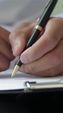 Huzurlu bir klinik ortamında, kendini işine adamış bir doktor titizlikle bir reçete yazar, profesyonelliği ve merhameti somutlaştırır. Bu samimi an, titiz sağlık hizmetlerinin temel rolünü vurguluyor, doktorların tereddütsüz