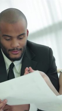 Aralarında kızıl saçlı bir kadının da bulunduğu dört dinamik işadamından oluşan bir grup, zarif ve modern bir ofis masasında belgeleri tutkuyla tartışıyor. Animasyon ifadeleri ve işbirlikçi ruhları bir yenilik ve başarı atmosferi yayıyor.