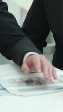 Doğal ışıkla dolu modern bir ofiste, iki dinamik işadamı renkli çizelgeleri hevesle incelerken, anlaşmalarını sıkı bir tokalaşmayla imzalıyorlar. Keskin elbiseleri ve parlak gülümsemeleri güven ve dostluk saçıyor.