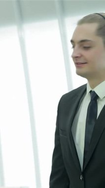 Gösterişli, güneşli bir ofiste, dört dinamik işadamı hareketli bir tartışmaya girişiyor, özgüvenli gülümsemeleri hırs ve dostluğu yansıtıyor. Yenilikçi fikirleri paylaşıp, takım çalışmalarını sergilediklerinde, canlı atmosfer enerji ile uğulduyor.