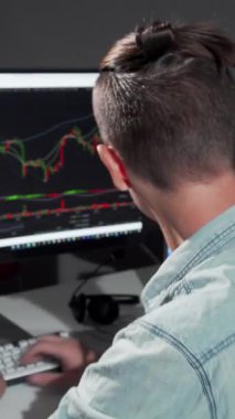 Genç bir erkek programcı kameraya ışıl ışıl gülümsüyor, geç saatlerdeki kodlama seansına kendini kaptırmış, çalışma alanını aydınlatan canlı grafiklerle. Parlayan ekranlar ve odaklanmış tavırları yaratıcılığın heyecan verici bir atmosferini yaratıyor.