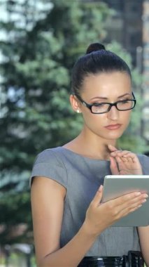 Telefonda kendine güvenen bir işadamı ve tabletli başarılı bir iş kadını açık havada canlı bir tartışmaya girişiyor, pozitif ve hırslı bir hava yayıyor. Şık kıyafetleri, canlı şehir arkaplanı ve yemyeşil ile tamamlanmış.