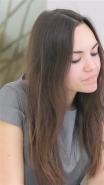 Odaklanmış genç bir çift şık, modern bir ofiste iş analistleriyle canlı bir tartışmaya girişiyor. İfadeleri, bir tablet üzerinde strateji oluşturarak takım çalışmasının ve yeniliğin özünü somutlaştıran kararlılık ve coşku yayıyor.