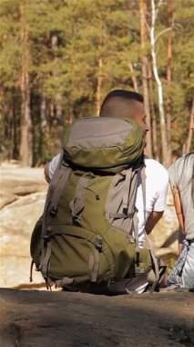 Sersemletici bir uçurumun kenarında canlı yeşillikler ve görkemli ağaçlarla çevrili maceraperest bir çift oturuyor. Güzel esmer kız sakallı sevgilisine bakarken uzun saçlarını şaklabanca çeviriyor, bir neşe anı yakalıyor ve...