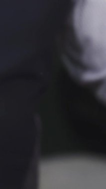 Bu büyüleyici yakın plan genç bir adamı şık bir berber dükkanında gösteriyor, yetenekli bir berber saçını makasıyla titizlikle kesiyor. Atmosfer beklenti ve zarafetle uğulduyor, tımar ve sanatın sanatını vurguluyor.