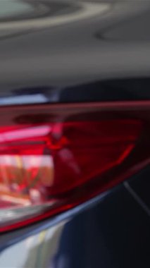 Heyecan verici bir an yaşanıyor. Bir araba satıcısı çarpıcı yeni bir aracın anahtarlarını teslim ediyor. Genç bir çift için hayallerin neşesini somutlaştırıyor. Bu canlı sahne otomotiv endüstrisinin özünü yansıtıyor,