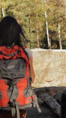 Sırt çantaları omuzlarının üzerinden sarkan neşeli bir çift yürüyüşçü, aşağıdaki yemyeşil orman tarafından büyülenmiş, çarpıcı bir uçurumun kenarında durur. İnce esmer kadın, sevgilini nazikçe öpüyor ve bir anlık aşkı özetliyor.