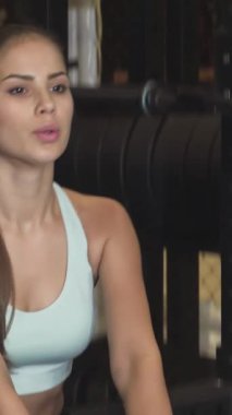 Büyüleyici bir görüntüde, genç ve güzel bir kadın bir kettlebell 'e güç veriyor, yoğun odaklanması ve güçlü fiziğinden yayılan kararlılığı. Gerekli ekipman ve enerjiyle dolu canlı spor salonu güç ve güç ruhunu güçlendirir.