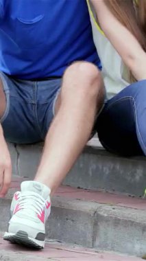 Sıcak güneş ışığında güneşlenen üç neşeli arkadaş, neşeli bir selfie çekmek için merdivenlerde toplanırlar, gülümsemeleri saf neşe saçar. Enerjik atmosfer kahkaha ve kaygısız yaz enerjisiyle dolu. Bu anı unutulmaz kılıyor.