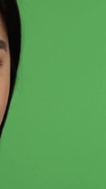 Bu canlı kayma sahnesi neşeyle ışıldayan çarpıcı genç bir Asyalı kadını yakalıyor. Işıl ışıl gülüşü parlak yeşil renkli arka planı aydınlatıyor. Kusursuz cildi ve şakacı cazibesi güven ve canlılık yayıyor. Bu görüntüyü ideal kılıyor.