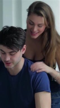 Güneşli, ferah bir dairede neşeli bir çift, dağınık taşınan kutularla çevrili sıcak bir kucaklaşmayı paylaşıyor. Parlak gülümsemeleri ve samimi bağlantıları yeni başlangıçların heyecanını yansıtıyor.