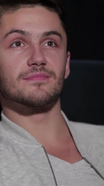 Keyifli bir çift, sıcak bir sinemada yakından oturur. Filmi izlerken gözleri heyecandan parlar. Tiyatronun sıcak parıltısı onları kaplarken tereyağlı patlamış mısır kokusu havayı dolduruyor ve büyülü bir atmosfer yaratıyor.