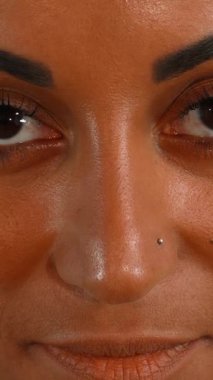 Olgun bir Afrikalı kadının büyüleyici yakın çekimi neşe ve güven saçıyor, ışıl ışıl gülüşü canlı yeşil arkaplanı aydınlatıyor. Kusursuz cildi ve çarpıcı özellikleri güç ve canlılığını pekiştiriyor, izleyicileri kendisiyle paylaşmaya davet ediyor.