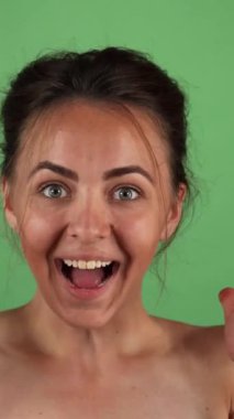 Işıldayan genç bir kadın saf neşe saçıyor, bulaşıcı gülüşü canlı yeşil arka planı aydınlatıyor. Neşeli duruşu ve büyüleyici gülüşü bir anlık kaygısız mutluluğu özetliyor, herkesi yaşam kutlamasına davet ediyor.