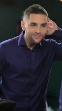 Özenle hazırlanmış sakallı, modaya uygun bir genç adam modern erkekliğin özünü somutlaştıran klasik bir berber aynasında yansımasına hayran. Şık dekor ve profesyonel tımar araçlarıyla vurgulanan canlı atmosfer,