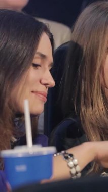 Neşeli bir kız bir kadın kovasından patlamış mısır almaya çalışıyor. İkisi de sıcak bir sinemada bulaşıcı kahkahalar atıyor. Loş ışıklı salon heyecanla uğulduyor, canlı gülüşler ve tereyağlı patlamış mısır kokusu havayı dolduruyor, enfes bir hava yaratıyor.