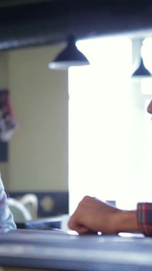 Canlı bir barda, iki neşeli genç adam sıcak ve davetkar bir atmosferle çevrili soğuk biraları ile neşeli bir sohbeti paylaşıyor. Kahkaha, dostluğa kadeh kaldırırken havayı doldurur. Unutulmaz bağlılık ve neşe anları yaratır.