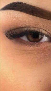 Bu nefes kesici makro çekim genç bir Asyalı kızın büyüleyici gözlerine ışık tutuyor. Karmaşık detaylar ve büyüleyici bir bakış sergiliyor. Zengin kahverengi tonlar ve zarif şekilli kirpikleri sıcaklığı ve pozitifliği yayarak izleyicileri bağlanmaya davet ediyor.