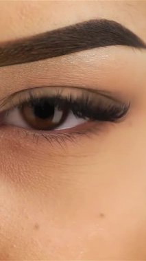 Bu nefes kesici makro çekim genç bir Asyalı kızın büyüleyici gözlerine ışık tutuyor. Karmaşık detaylar ve büyüleyici bir bakış sergiliyor. Koyu kahverengi tonlar ve zarif kıvrımlı kirpikleri sıcaklığı ve pozitifliği yayarak izleyicileri bağlanmaya davet ediyor.