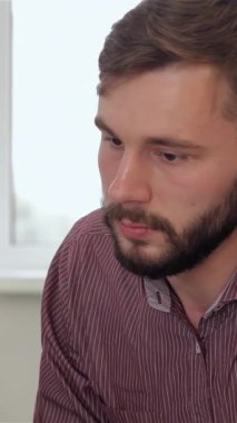 Şık beyaz bluzlu şık esmer bir kadın modern bir ofis masasına yaslanıyor ve üç adamla ateşli bir tartışma başlatıyor. Dinamik atmosfer, sakallı bir adamla ve gözlük takan başka bir adamla yakınlaşırken enerjiyle doludur.