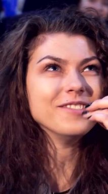 Işıl ışıl, kıvırcık saçlı beyaz bir kız loş bir sinemada kahkahalara boğuldu. Tamamen gülünç bir komediye daldı. Işıl ışıl mavi gözleri ve bulaşıcı gülüşü canlı bir izleyiciyle çevrili ekranı aydınlatıyor.