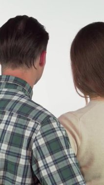 Sevgi ve sıcaklık saçan gülümseyen gülümsemelerle kameraya dönen genç bir çiftin hoş bir arka görüntüsü. Samimi bağlantıları romantizm ve sevincin özünü yakalar, izleyicileri samimi aşk hikayelerine davet eder.