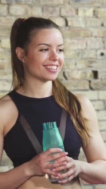 Üç zinde kadın, neşe ve enerji saçıyor spor salonunda hareketli bir anı paylaşıyor canlandırıcı bir çalışmadan sonra canlı canlı sohbet ediyorlar. Renkli spor kıyafetleri ve parlak gülümsemeleri güçlü bir dostluk bağını somutlaştırıyor, sağlık ve güçlenmeyi kutluyorlar.